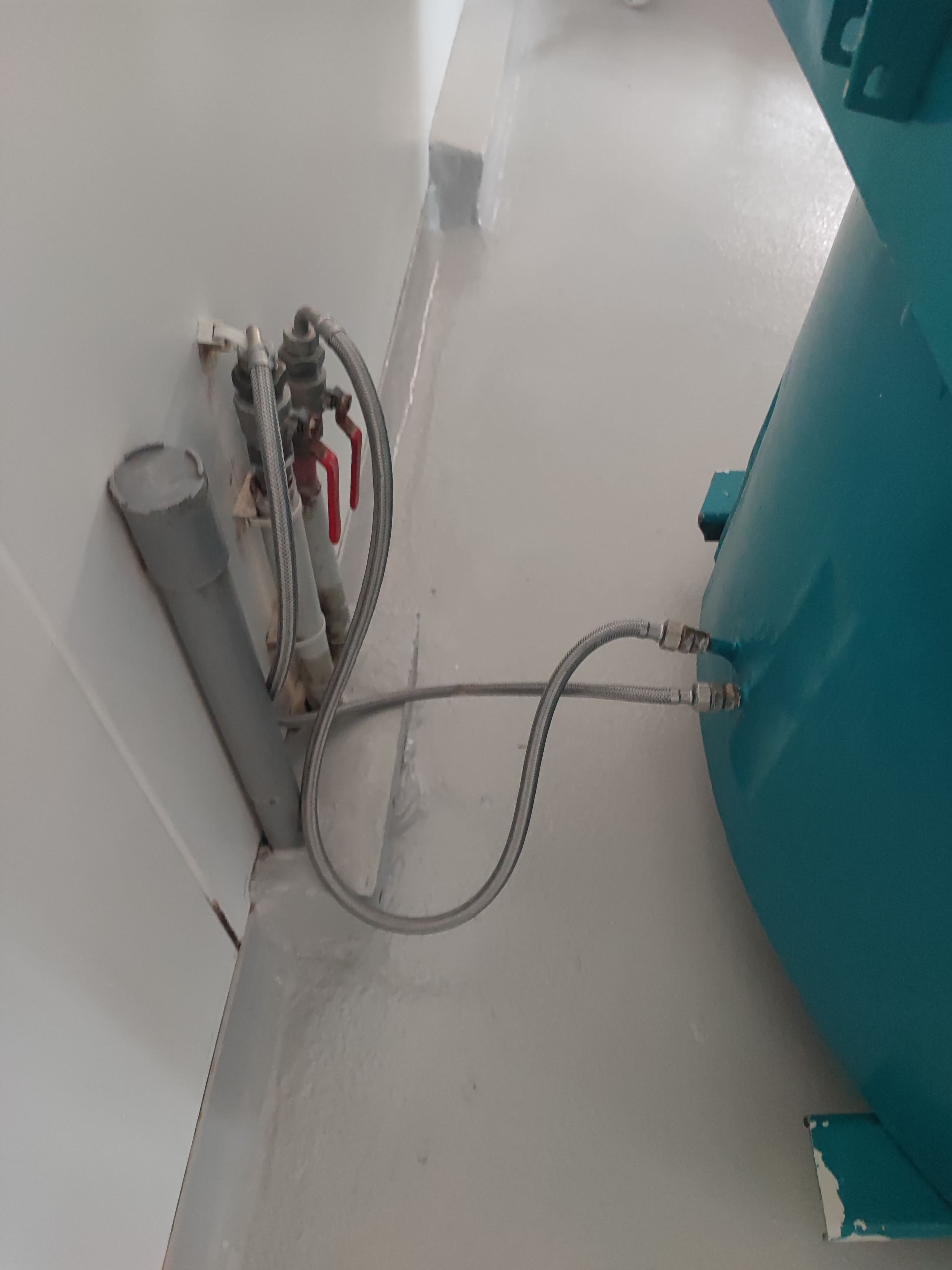 Photo des flexibles inox entre le serpentin et les tuyaux menant au chaffe-eau