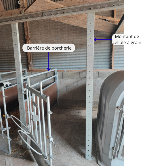 Photo annotée d’une case à veaux autoconstruite.