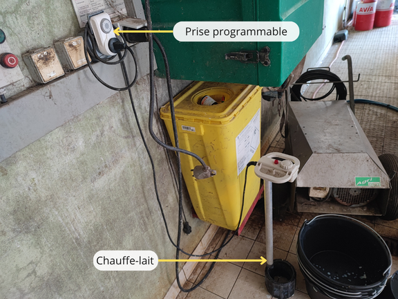Photo annotée du chauffe-lait branché sur la prise programmable.